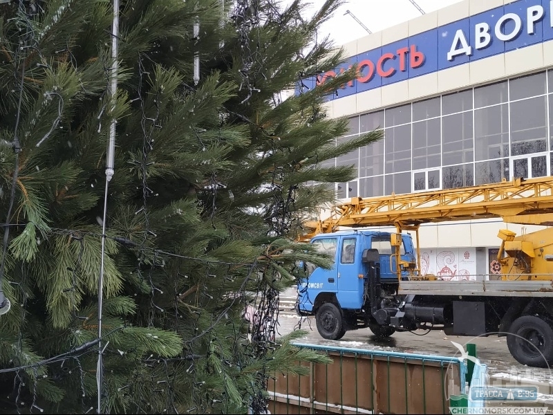 Полиция узнала из СМИ о краже гирлянды с главной елки Черноморска и завела уголовное дело