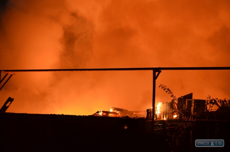 Спасатели почти два часа тушили масштабный пожар на Ленпоселке в Одессе