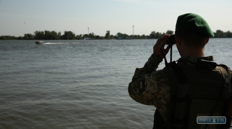 Одесские пограничники со стрельбой задержали двух нарушителей на Днестре