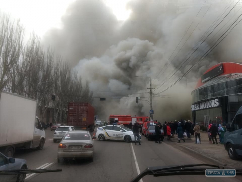 Николаевская дорога в дыму: в Одессе горит отделение Новой почты (обновлено)
