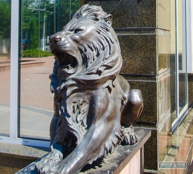 Неизвестные похитили скульптуры львов со двора частного одесского университета