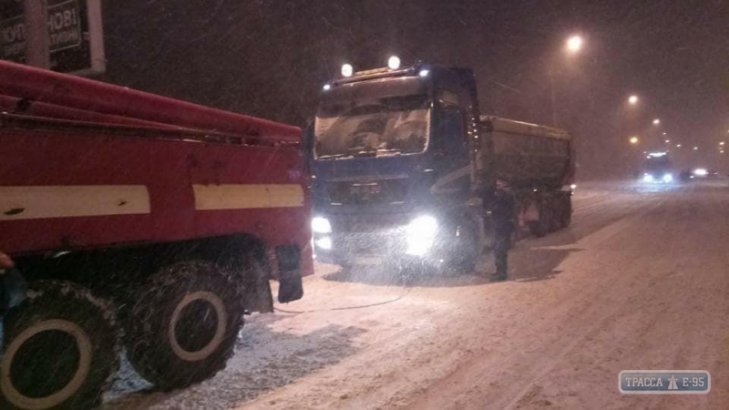 Спасатели Одесской области помогли извлечь из снеговых заносов шесть «легковушек» и грузовик