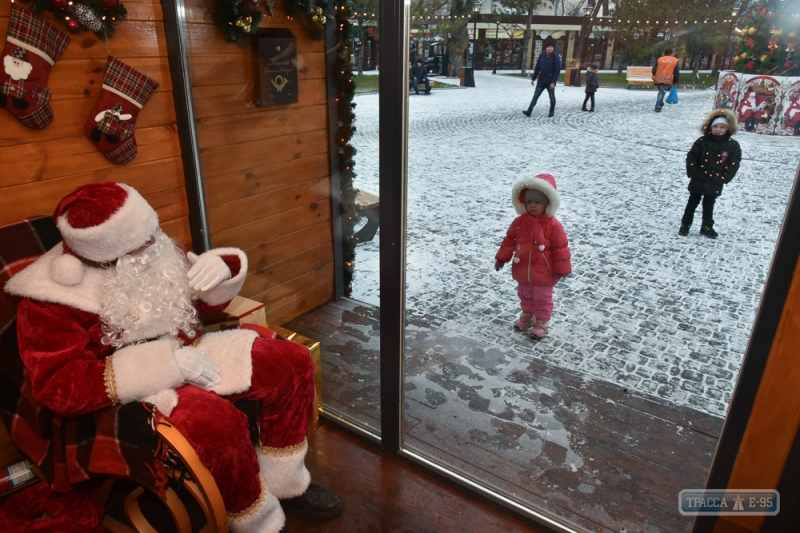 Домик Санта-Клауса открылся на Старосенной площади в Одессе (фото)