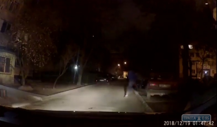 Одесские патрульные поймали воров, укравших автомобиль за час до задержания (видео)