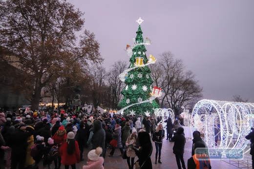 На Думской площади открылась главная елка Одессы (фоторепортаж)