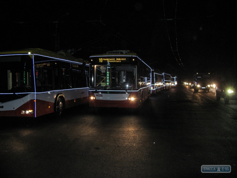 Парад новогодних троллейбусов прошел в Одессе (фото)