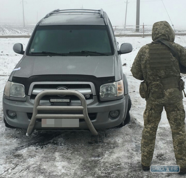 Одесские пограничники задержали внедорожник, который пытался прорваться через границу