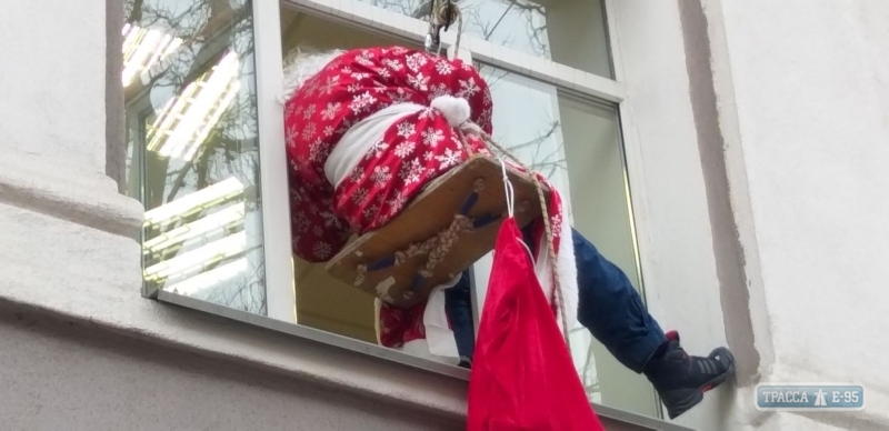 Дед Мороз-альпинист раздавал подарки одесским школьникам прямо через окна классов (фото)