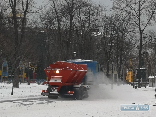 Одесская мэрия вывела на дороги города 80 единиц техники в связи со снегопадом (фото)