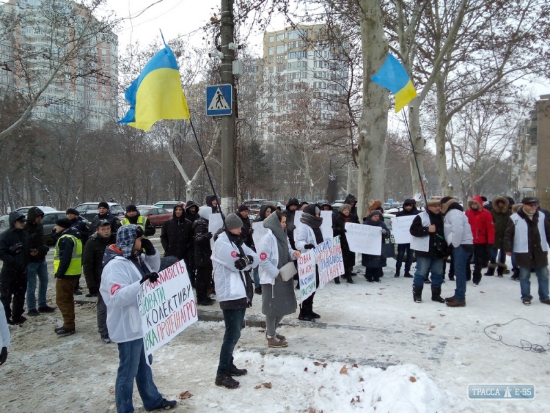 Коллектив захваченного рейдерами предприятия митинговал у стен хозяйственного суда в Одессе