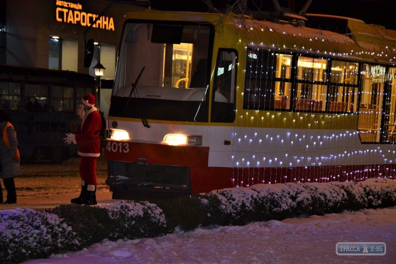 Восемь трамвайных вагонов проехались парадом по Одессе (фото)
