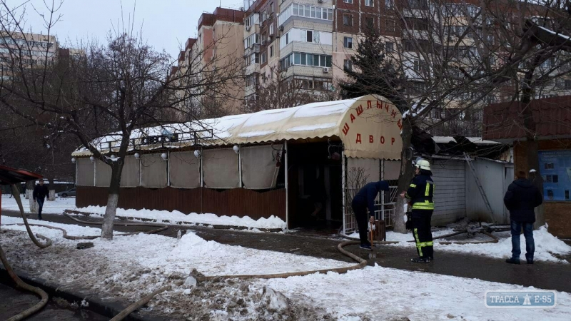 Спасатели тушили пожар в одесском кафе (фото)