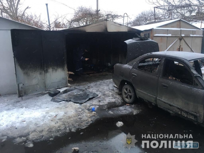 Два человека сгорели вместе с автомобилем в гараже в Одессе – дело расследует полиция