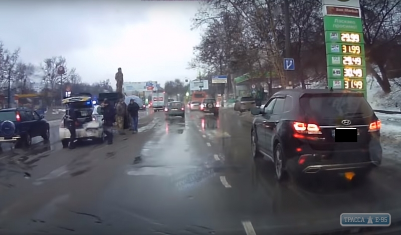 БРДМ вооруженных сил Украины попал в дорожную аварию возле одесского автовокзала