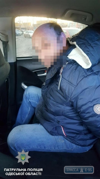 Патрульные задержали в Одессе грабителей, укравших из машины сумку с крупной суммой денег