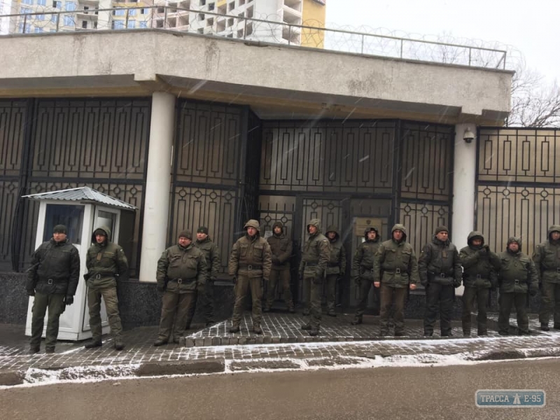 Полиция задержала двоих участников акции в поддержку украинских моряков у Генконсульства РФ в Одессе