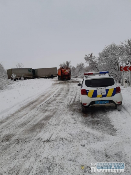 Автобус и грузовик из-за гололеда попали в кювет на трассе Болград - Одесса