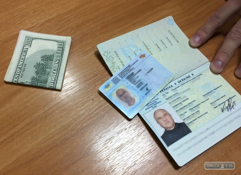 Иностранец пытался за 500 долларов договориться о пропуске нелегалов в Одесском аэропорту
