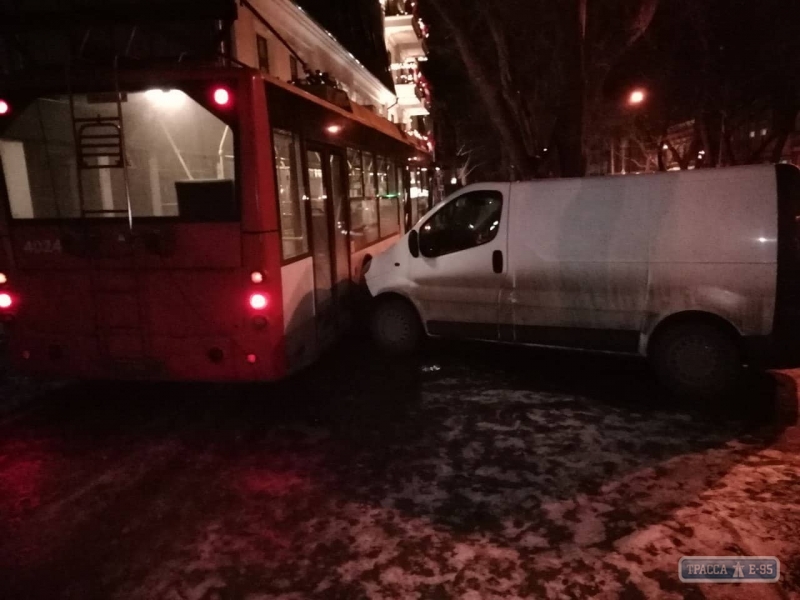 Иномарка врезалась в троллейбус в Одессе, повреждены припаркованные автомобили