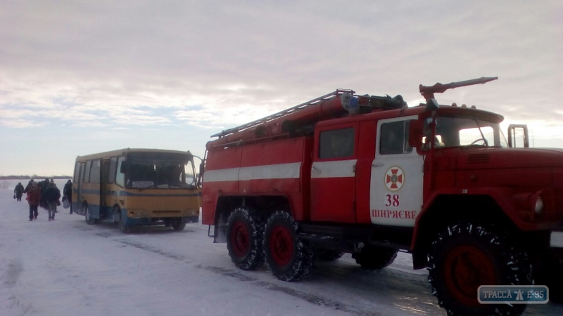 Спасатели Ширяевского района вытащили из снежного заноса рейсовый автобус с пассажирами