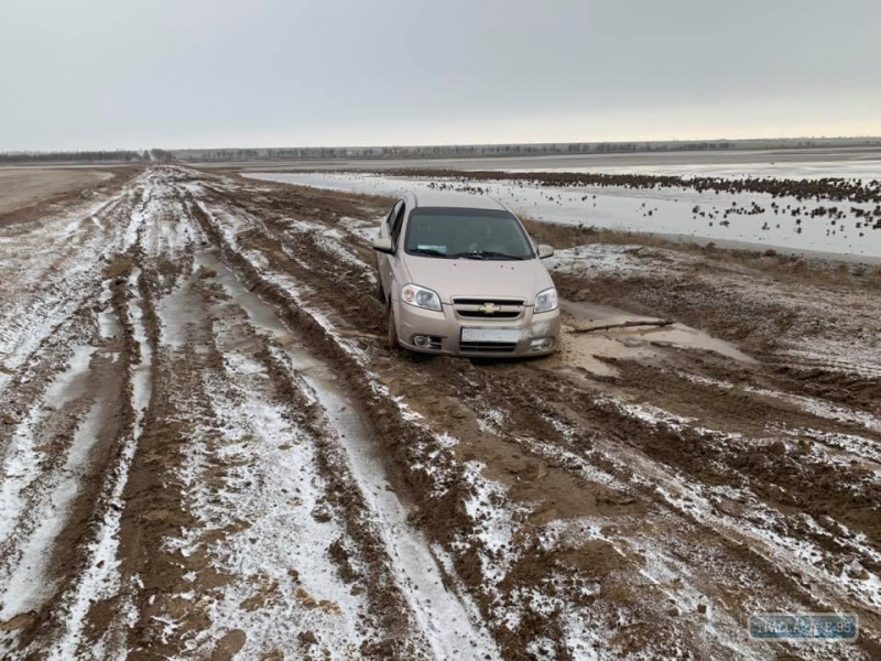 Глава Татарбунарского района Одесщины застрял в грязи на дороге и решил ее реконструировать