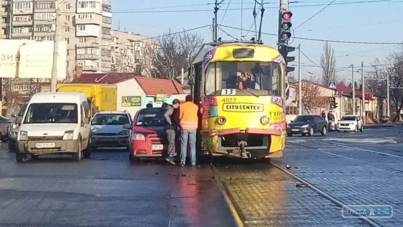 Иномарка столкнулась с трамваем в Одессе