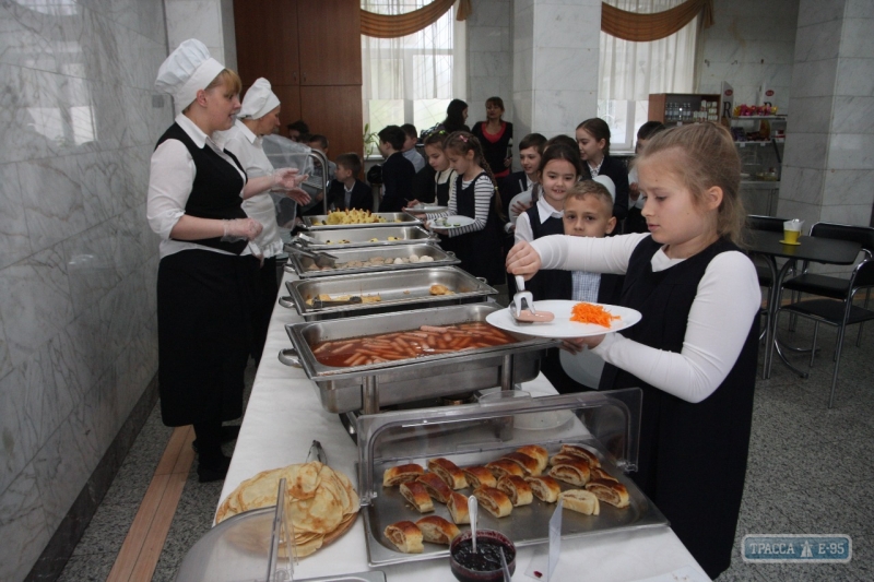 Все включено: в двух одесских школах заработала система питания «Шведский стол»