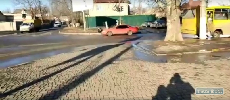 Одесский водитель, сбив человека, оттащил его тело в сторону и уехал (видео)