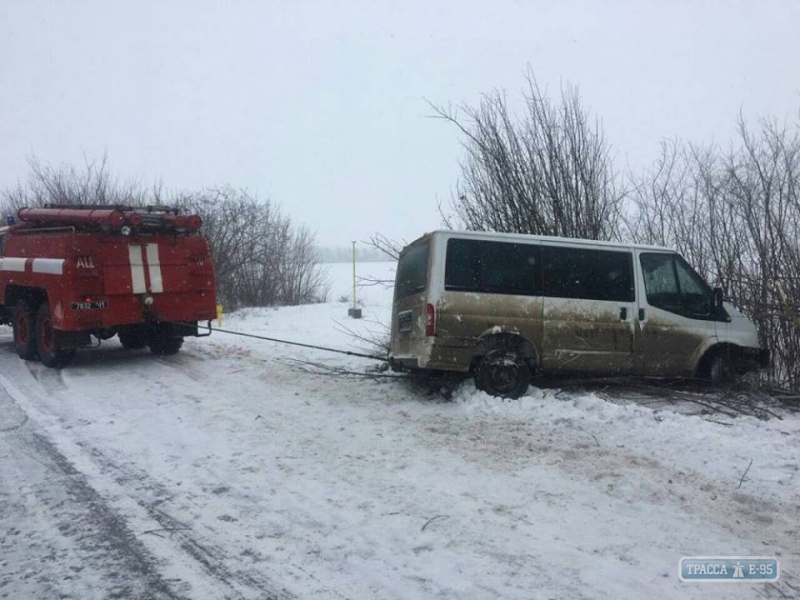 Спасатели Одесской области за прошедшие сутки пять раз вызволяли машины со скользких участков дорог