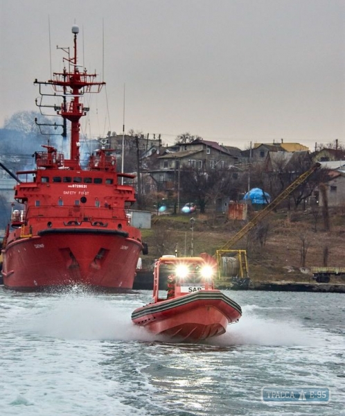 Морские спасатели провели испытания скоростного катера – помощника одесского буксира «Сапфир»