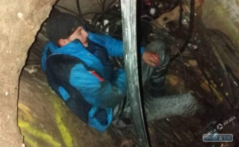 Вор-неудачник, спасаясь от полицейских, упал в канализационный люк (фото)