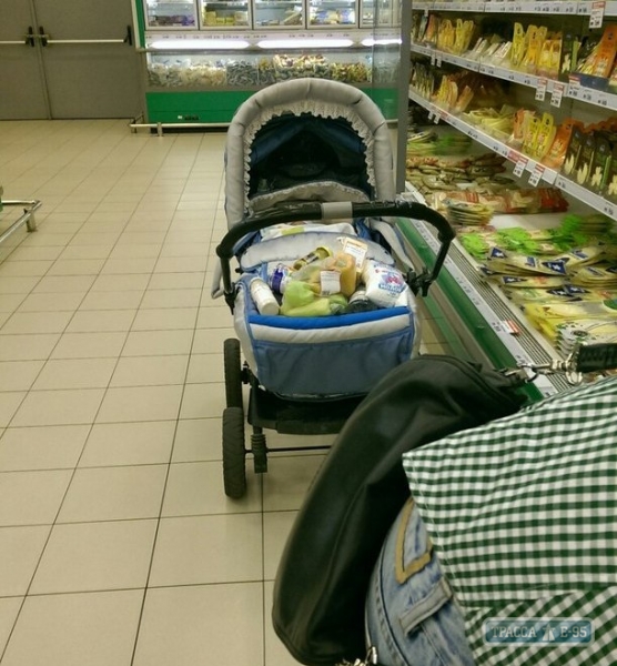 Две женщины с помощью детских колясок украли из магазина в Одессе товар на пять тысяч гривен