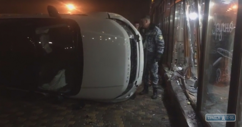 Внедорожник врезался в витрину магазина в Одессе