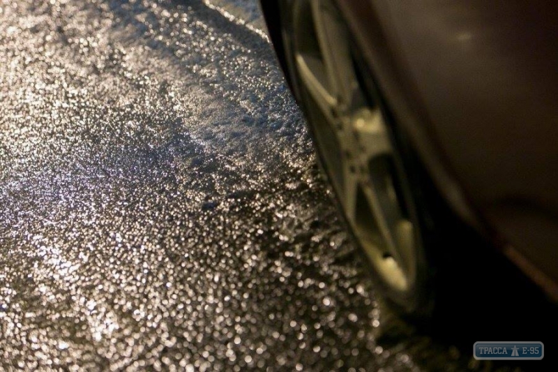 Дороги в Одессе покрылись льдом, что вызвало более 30 ДТП за вечер