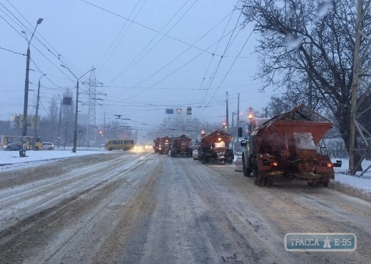 Колонны спецтехники в сопровождении полиции расчищают дороги Одессы от снега