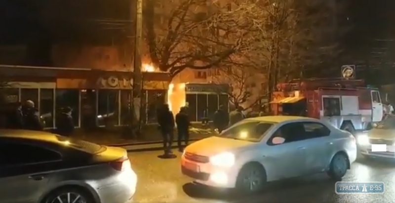 Торговый павильон на поселке Котовского в Одессе выгорел дотла