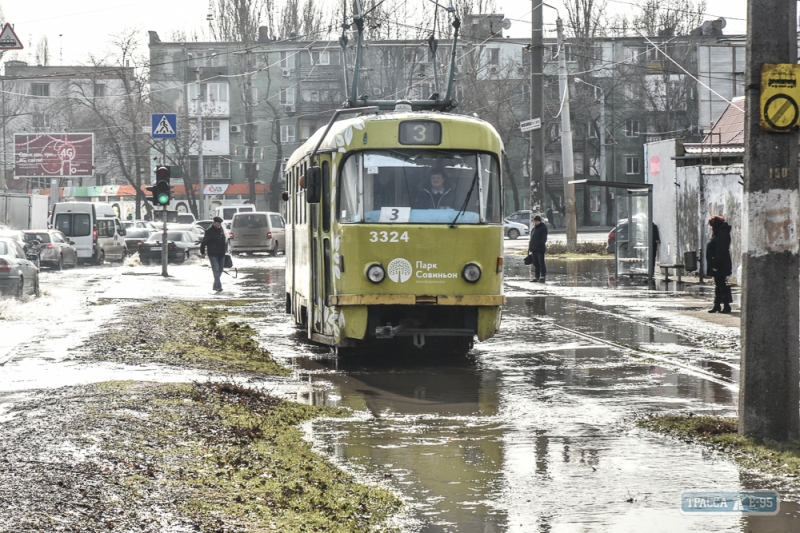 Потоп в Одессе: автомобили по бампер ушли под воду (фоторепортаж)