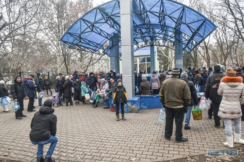 Огромные очереди наблюдаются у бюветов в Одессе из-за отсутствия воды в трех районах города (фото)