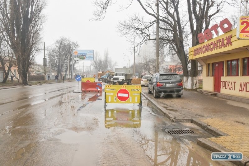Потоп на Люстдорфской дороге: ремонтники нашли место прорыва и обещают к ночи устранить течь