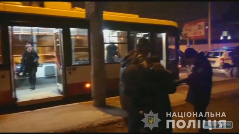Пассажир одесского троллейбуса ударил ножом в живот случайного незнакомца