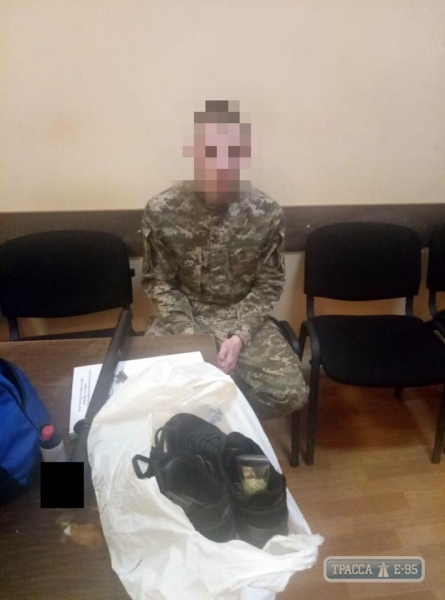 Сотрудник Одесского СИЗО попытался пронести заключенным наркотики в кроссовках