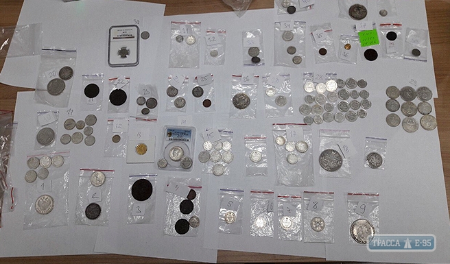 Пассажир рейса «Одесса - Кишинев» пытался перевезти через границу более сотни старинных монет