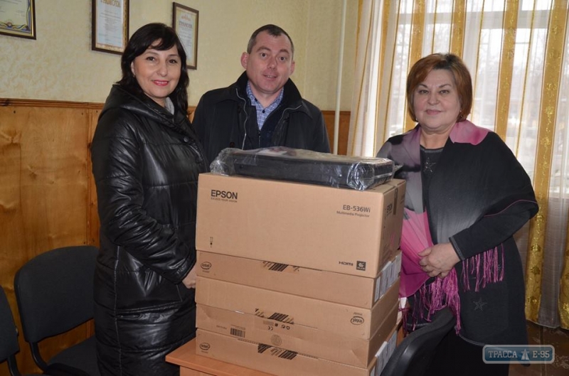 Мэрия Березовки на Одесщине подарила оргтехнику школам местной громады (фото)