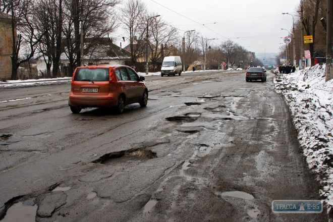 Владельцы авто, поврежденных из-за ям на трассе Одесса-Киев, не получат извинений и компенсаций