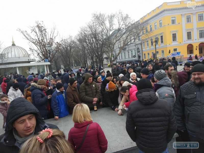Предвыборный розыгрыш: в Одессе сотни людей за деньги пришли митинговать за несуществующего политика