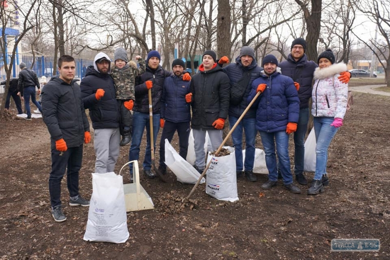 Представители болгарской общины помогли коммунальщикам в уборке сквера на Слободке в Одессе