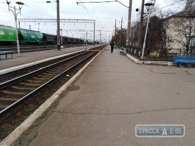 Одесские железнодорожники возмущены мусором на платформах, который оставляют пассажиры электричек