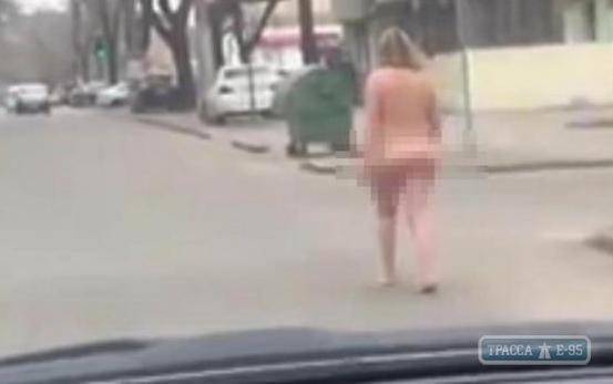 Полностью обнаженная женщина долго бродила в центре Одессы, пока ее не увезли в психбольницу 