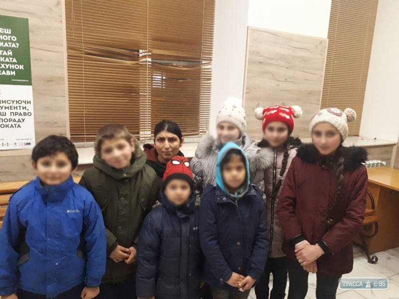 В центре Одессы задержали восьмерых детей-попрошаек под наблюдением двух женщин