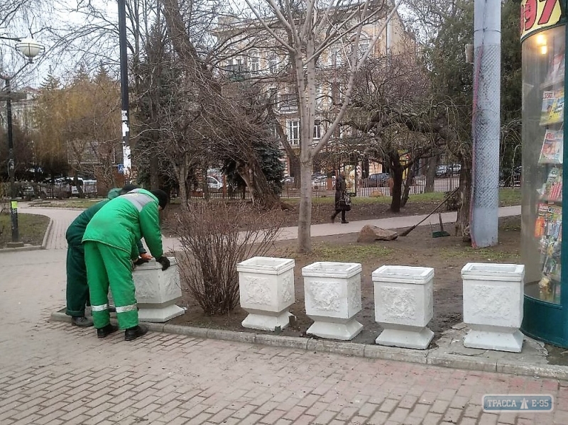 Коммунальщики огородили газон на Привокзальной площади в Одессе цветочными вазами